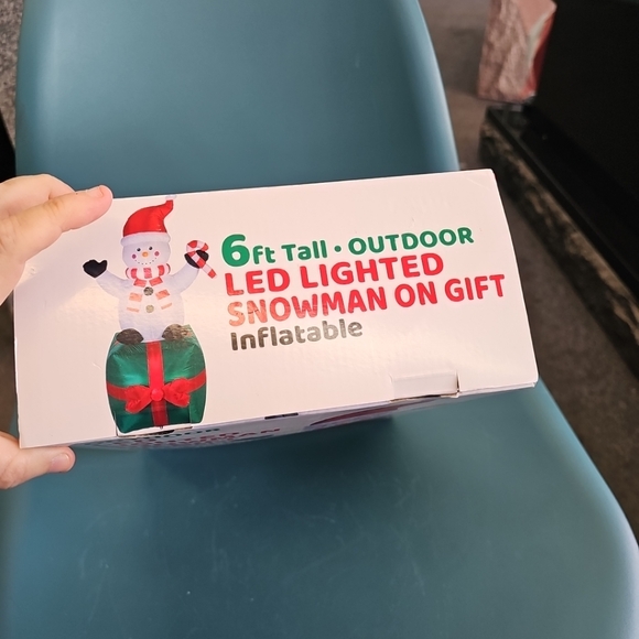 NIB Outdoor LED Lighted 6 Foot Smowman On Gift Inflatable Christmas Decoration - Picture 7 of 7